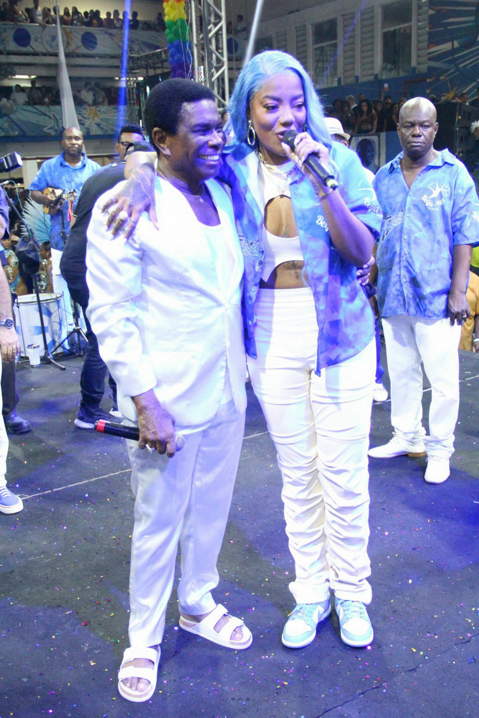 Ludmilla canta ao lado de Neguinho da Beija-Flor em evento da azul e branco - Gabriel Rangel / Agnews