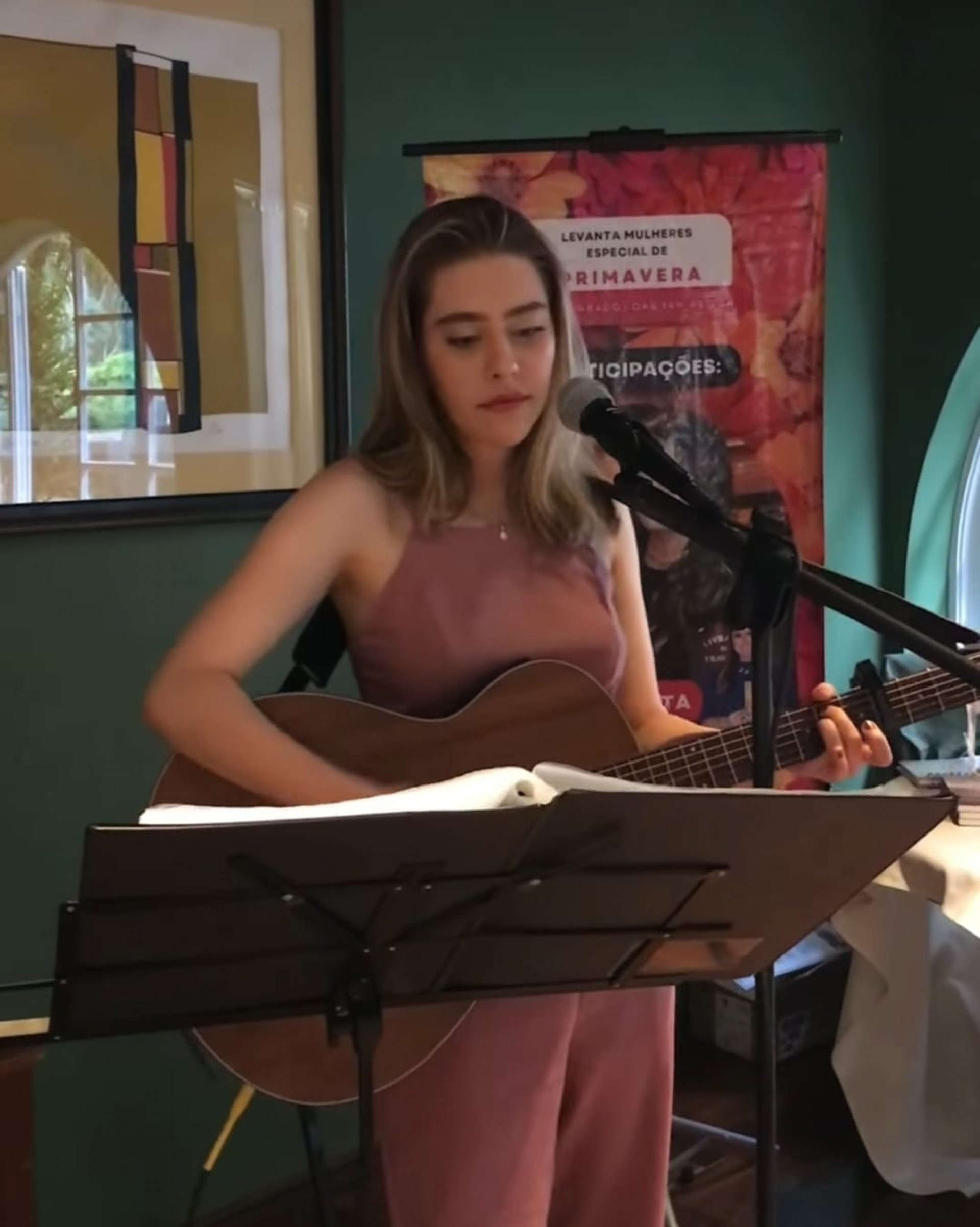 Julia Serafim brindou os presentes com show intimista - Reprodu&ccedil;&atilde;o m&iacute;dias sociais