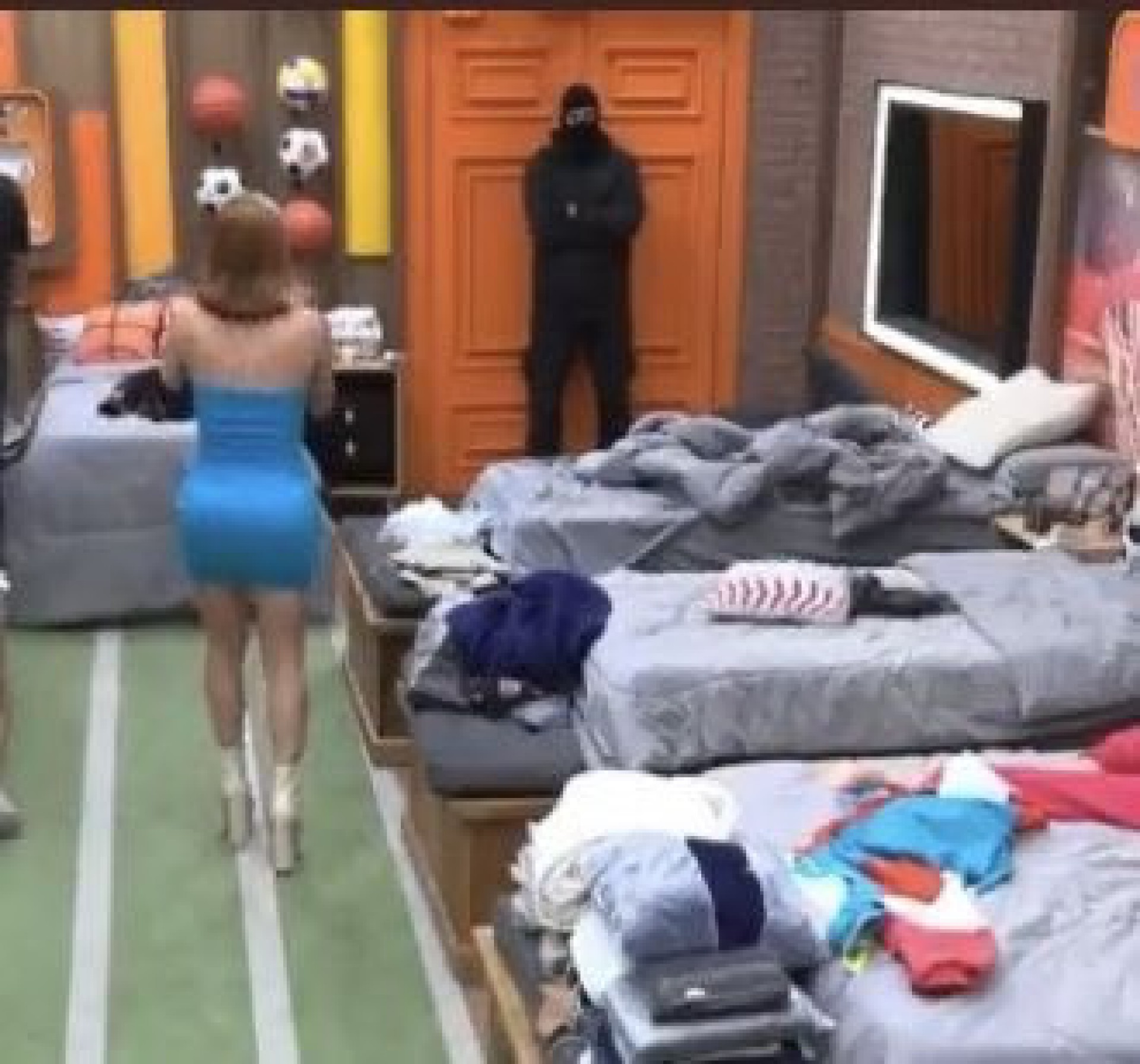 Ninja protege a porta do quarto da sede de 'A Fazenda 14' após briga entre Shay e Tiago - Reprodução