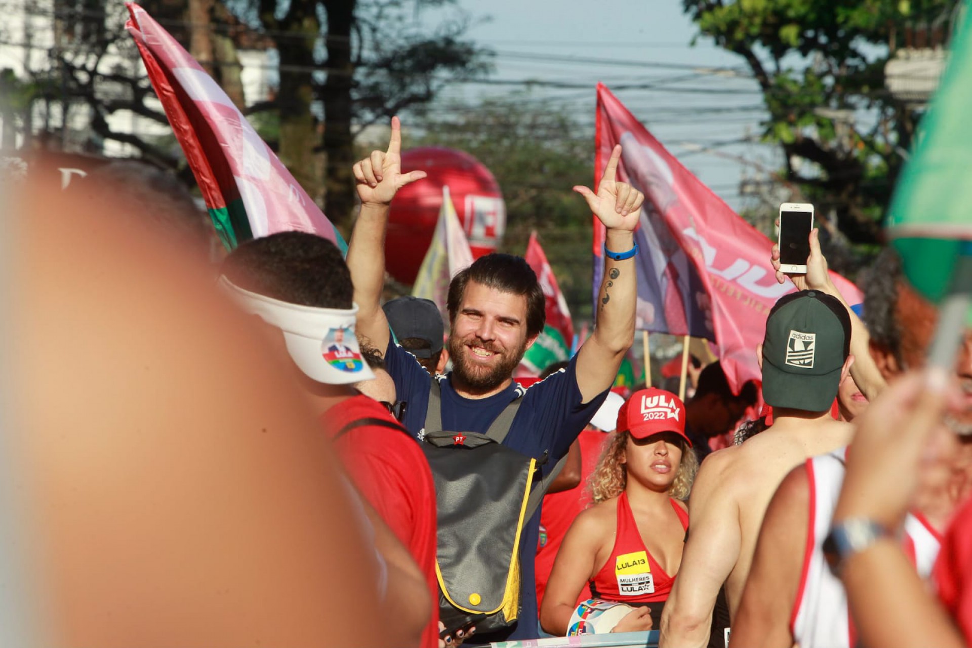 Carioca faz 'o L' em caminhada em Padre Miguel - Reginaldo Pimenta/Agência O Dia