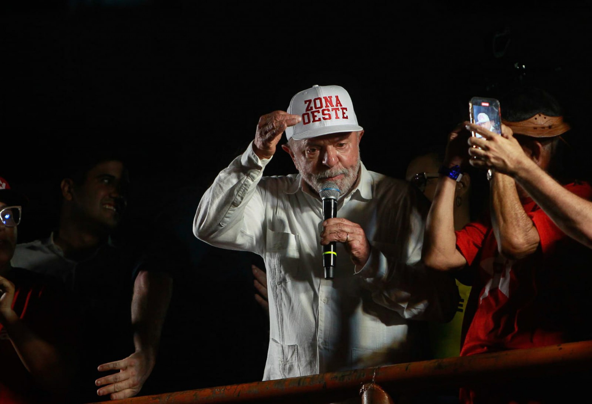 Lula usa boné em homenagem a Zona Oeste - Reginaldo Pimenta/Agência O Dia