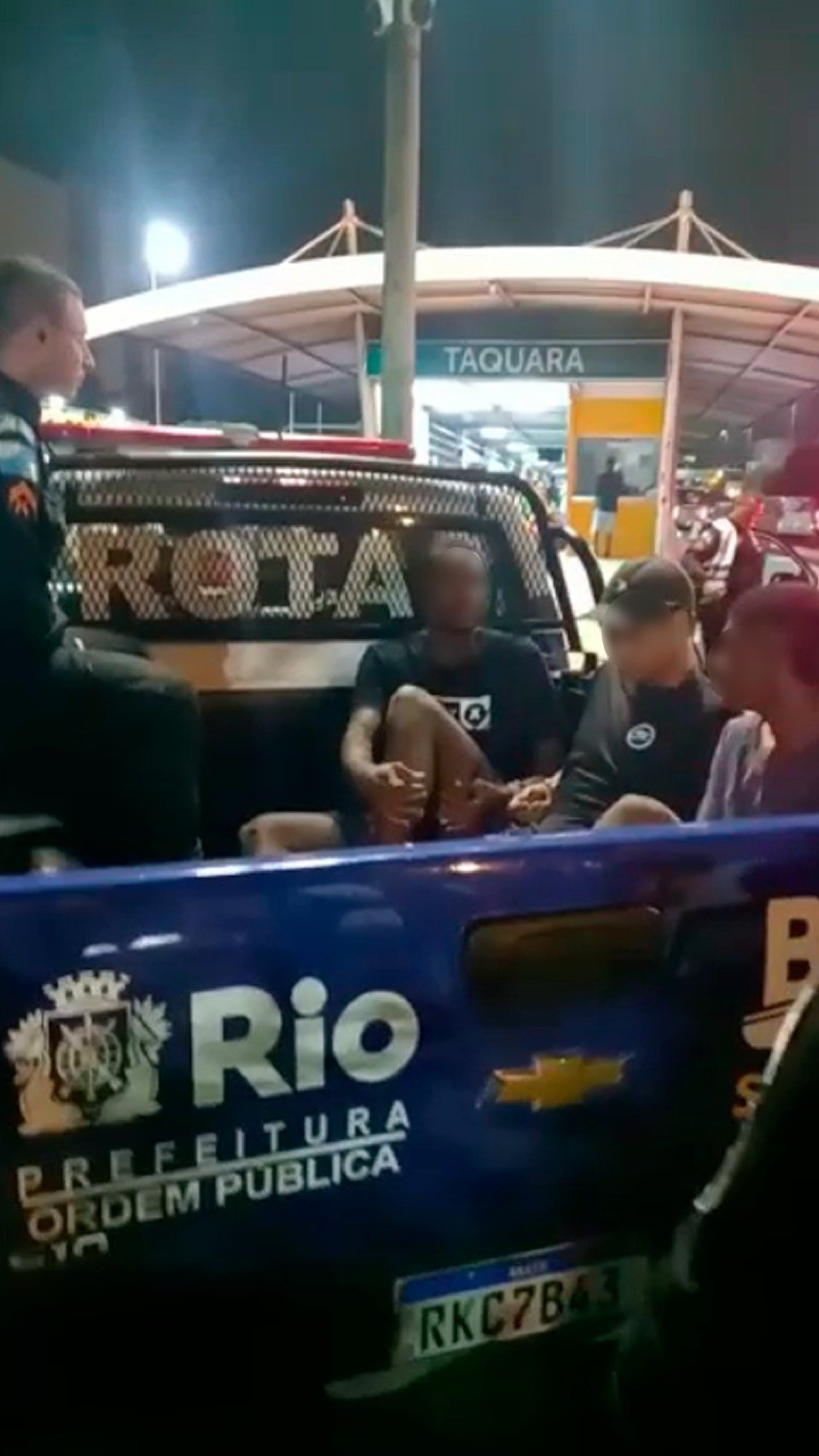 Tr&ecirc;s homens foram presos e dois adolescentes foram apreendidos por agentes do programa BRT Seguro, na noite da &uacute;ltima quinta-feira (20)