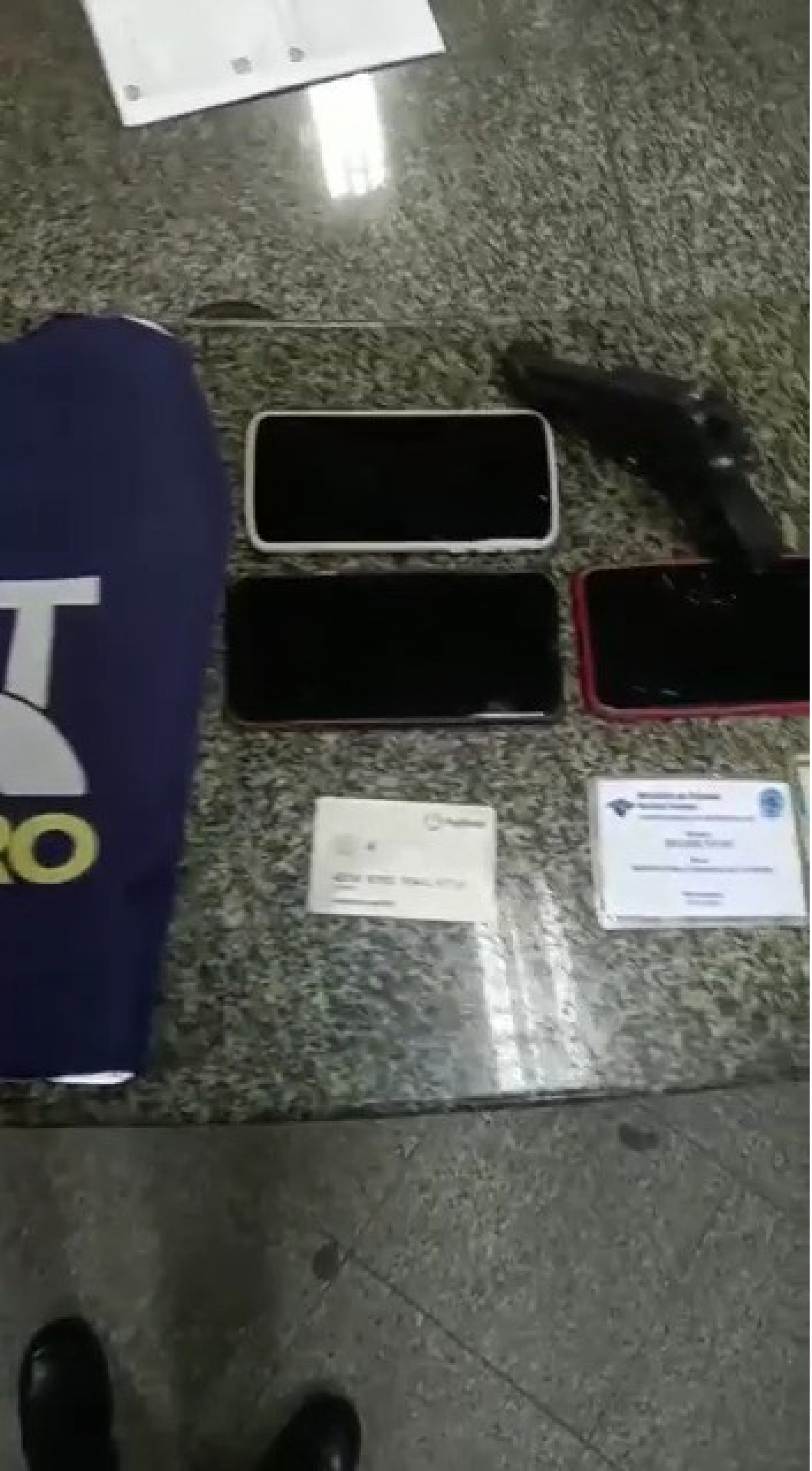 Uma r&eacute;plica de arma de fogo e tr&ecirc;s celulares foram encontrados com o grupo