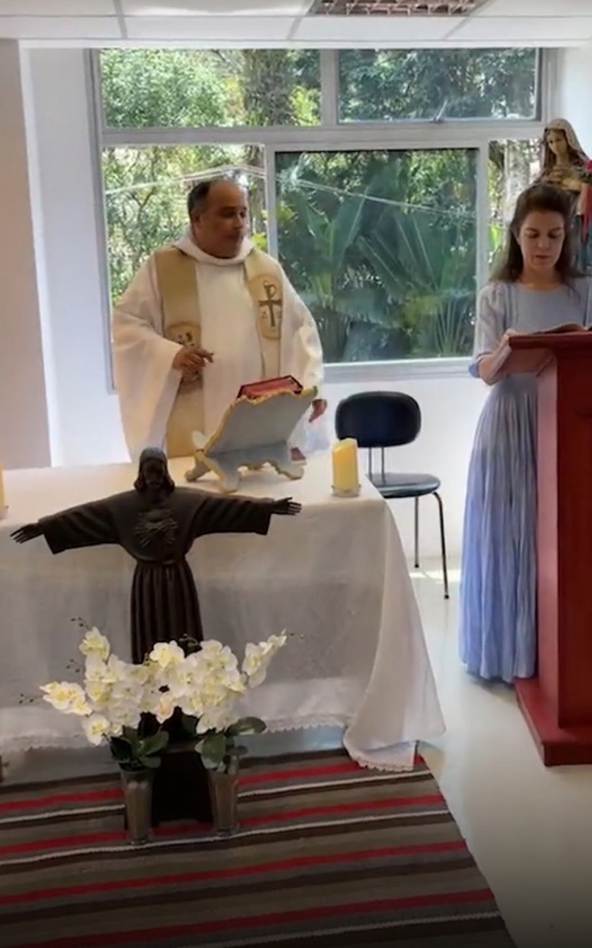 el Padre Omar celebra la Divina Liturgia de Susanna Naspolini;  Asiste Mariana Gross |  Rio de Janeiro