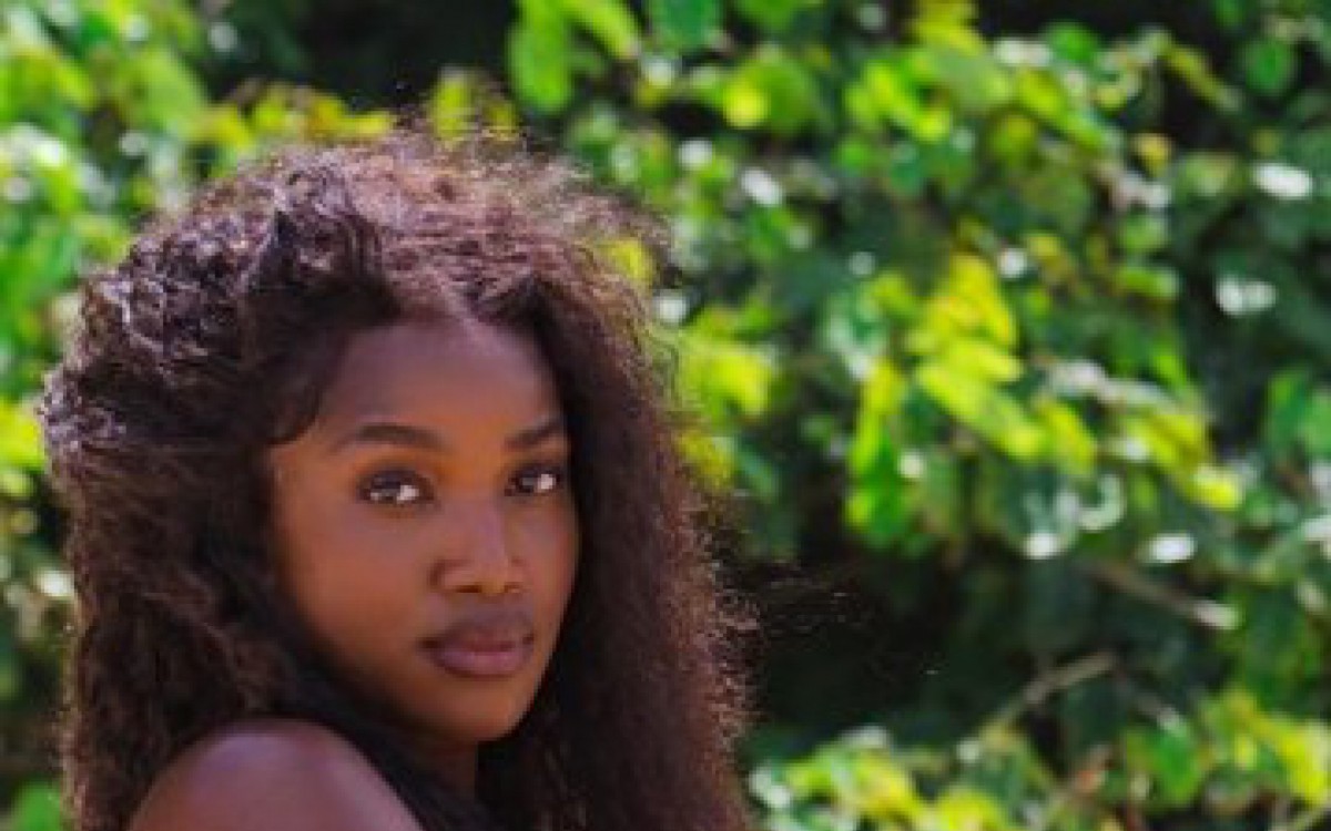 Iza posou para uma sess&atilde;o de fotos de topless