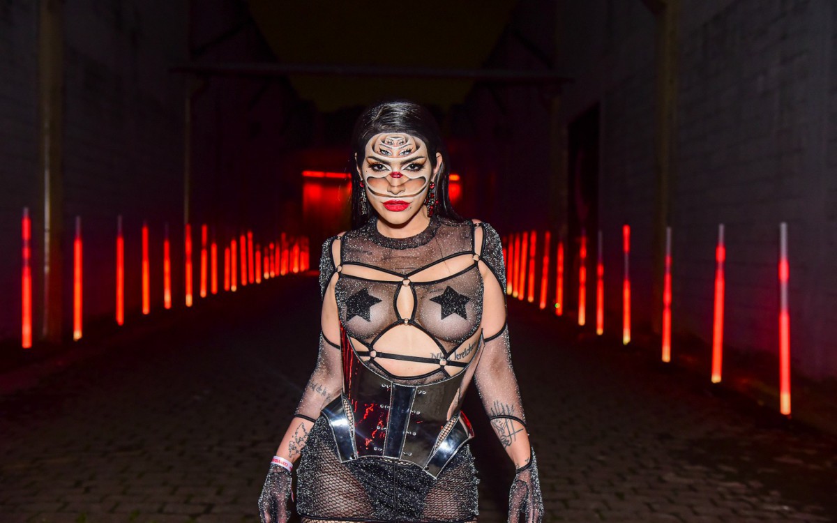 Cleo capricha no look para festa de Halloween