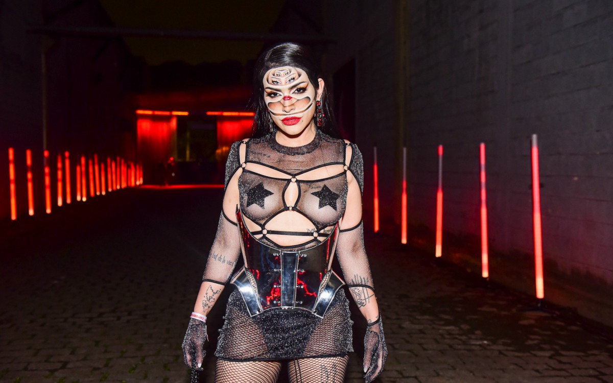 Cleo capricha no look para festa de Halloween
