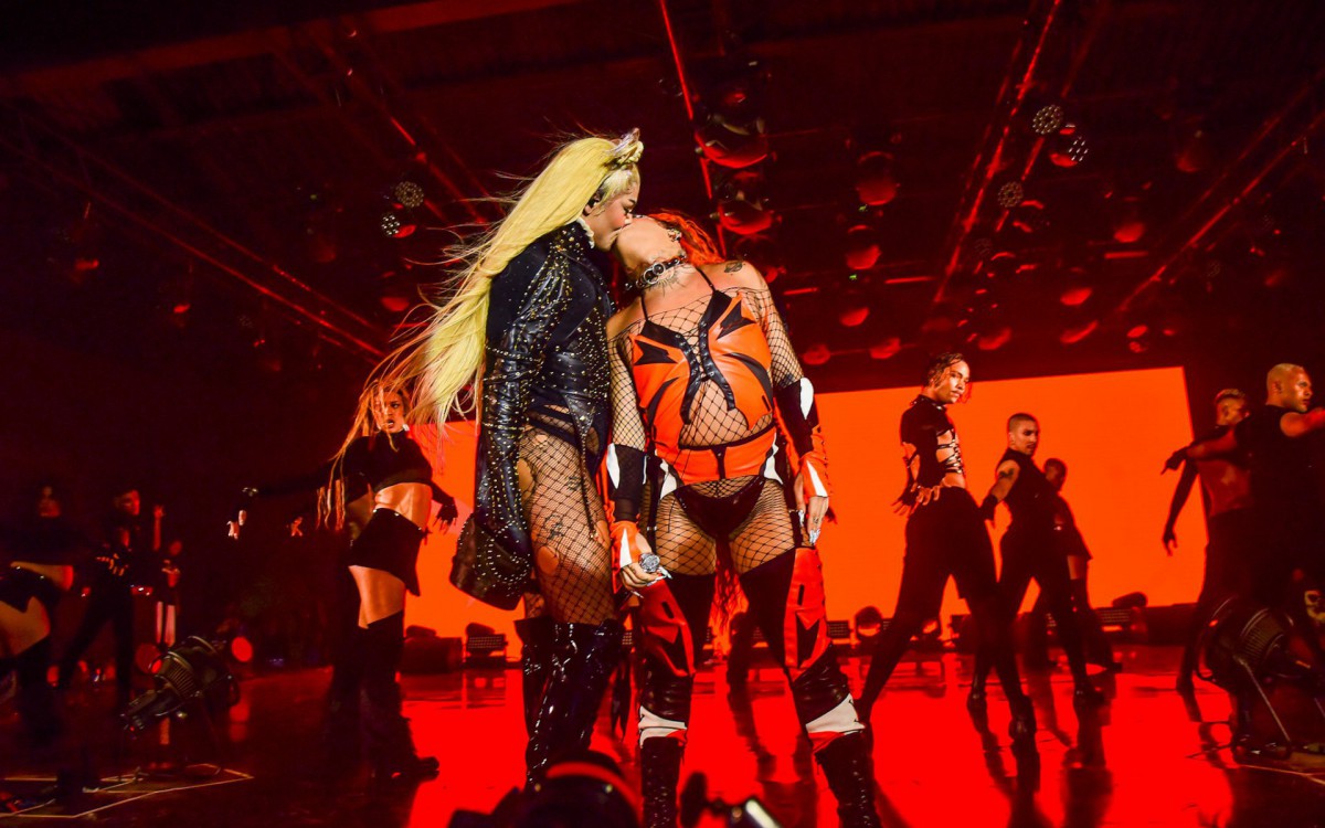 Pabllo Vittar e Gloria Groove se beijam em festa de Halloween