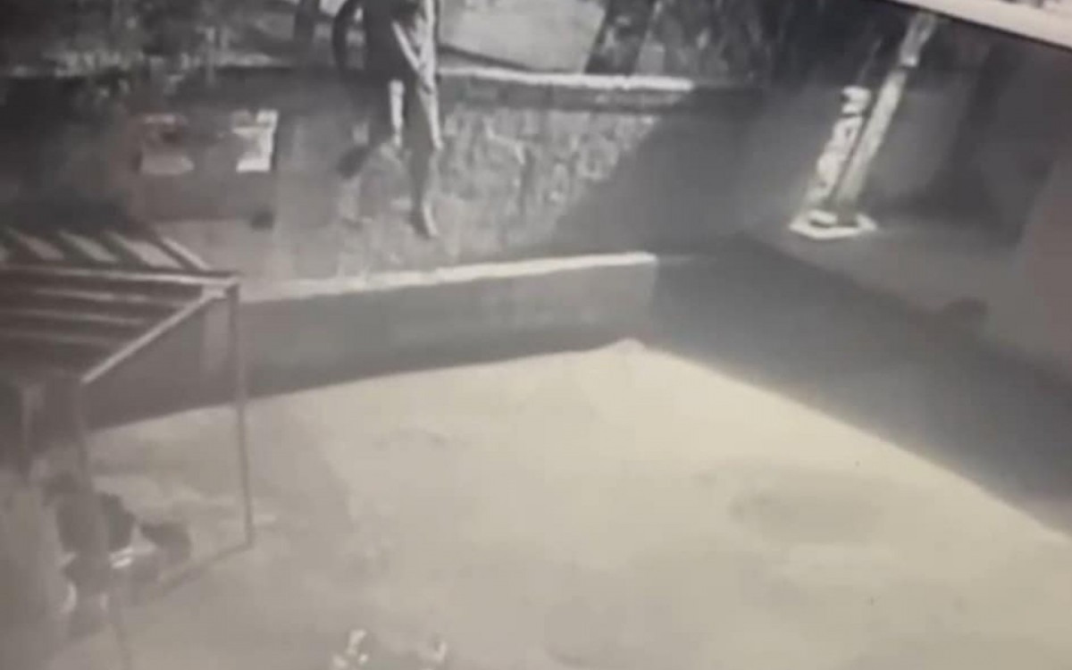 Homem pula muro e destrói terreiro de umbanda em Realengo - Reprodução