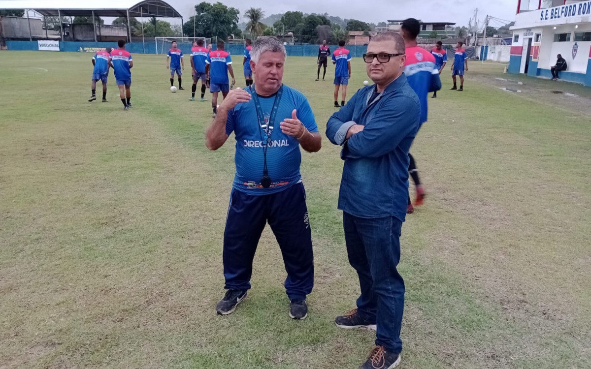 O auxiliar t&eacute;cnico Ricardo Sigolo e o t&eacute;cnico Luciano Moraes conversam sobre a escala&ccedil;&atilde;o do jogo de domingo contra no Barra Mansa