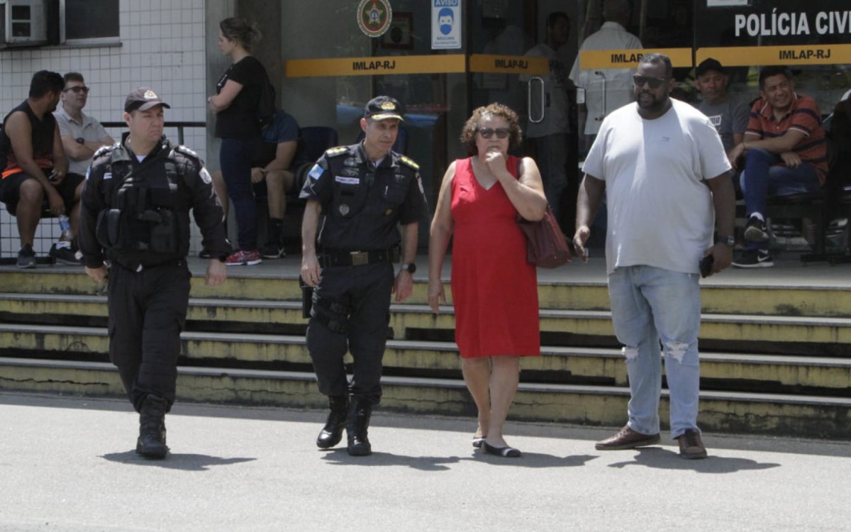 Comandante do 18º BPM (Jacarepaguá) e familiares do cabo Thiago Araújo de Souza no IML