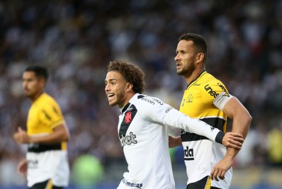 Vasco joga mal, mas vira contra o Criciúma na base da raça e fica a um passo de voltar à Série A