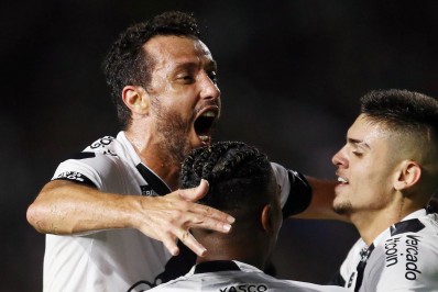 Vasco joga mal, mas vira contra o Criciúma na base da raça e fica a um passo de voltar à Série A