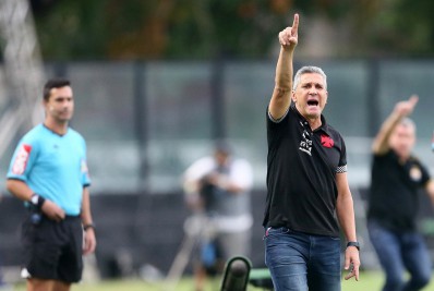 Jorginho enaltece virada do Vasco, mas freia empolgação: 'Ainda não conquistamos o acesso'