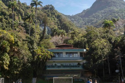 Escola Americana interrompe aulas após professores, alunos e pais ficarem doentes