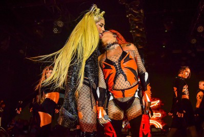 Pabllo Vittar e Gloria Groove se beijam em festa de Halloween