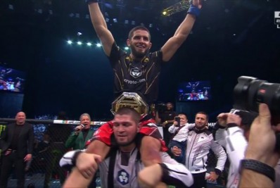 Islam Makhachev finaliza Charles do Bronx e conquista cinturão peso-leve