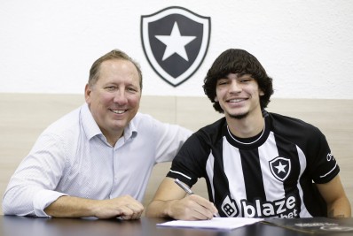 Botafogo renova com Matheus Nascimento, e Textor comemora: 'Deixou sempre bem claro que queria estar aqui'