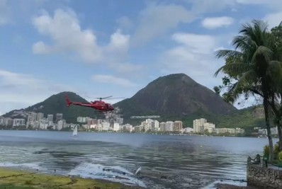 Helicóptero cai na Lagoa Rodrigo de Freitas