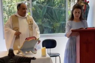 Padre Omar celebra missa em intenção a Susana Naspolini; Mariana Gross comparece 