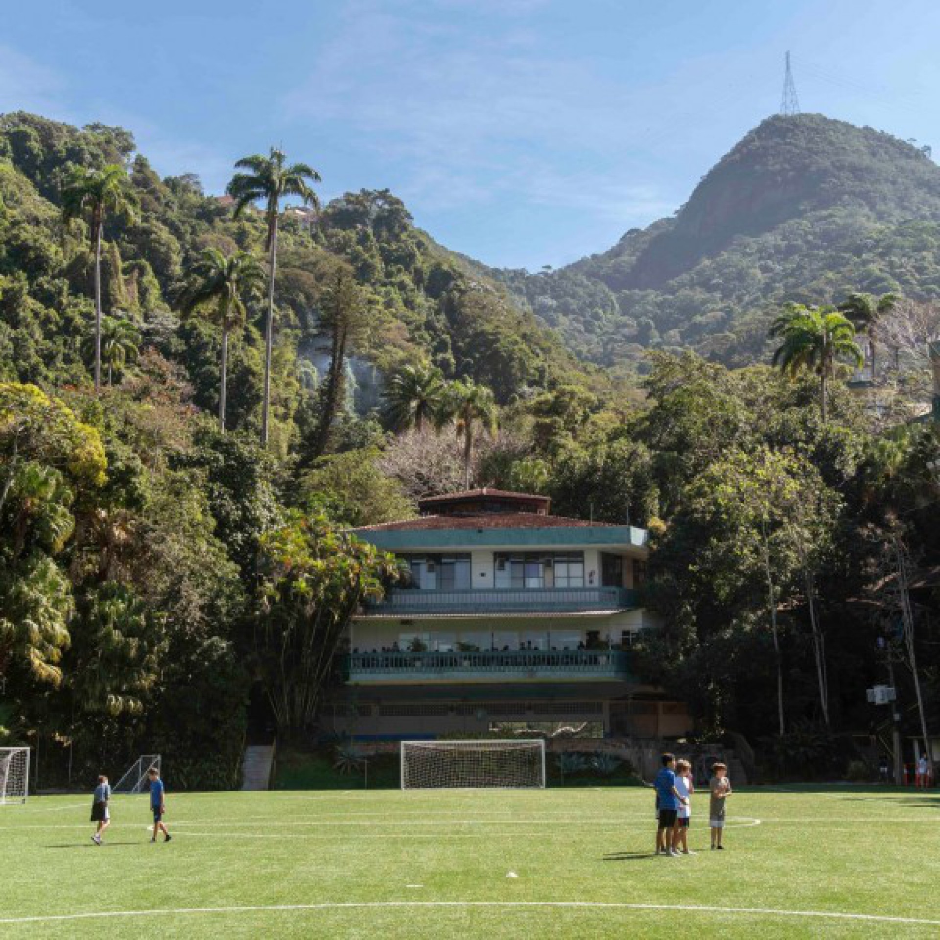 Escola Americana pede aos pais para n&atilde;o levarem as crian&ccedil;as para a escola depois que alunos e professores ficaram doentes