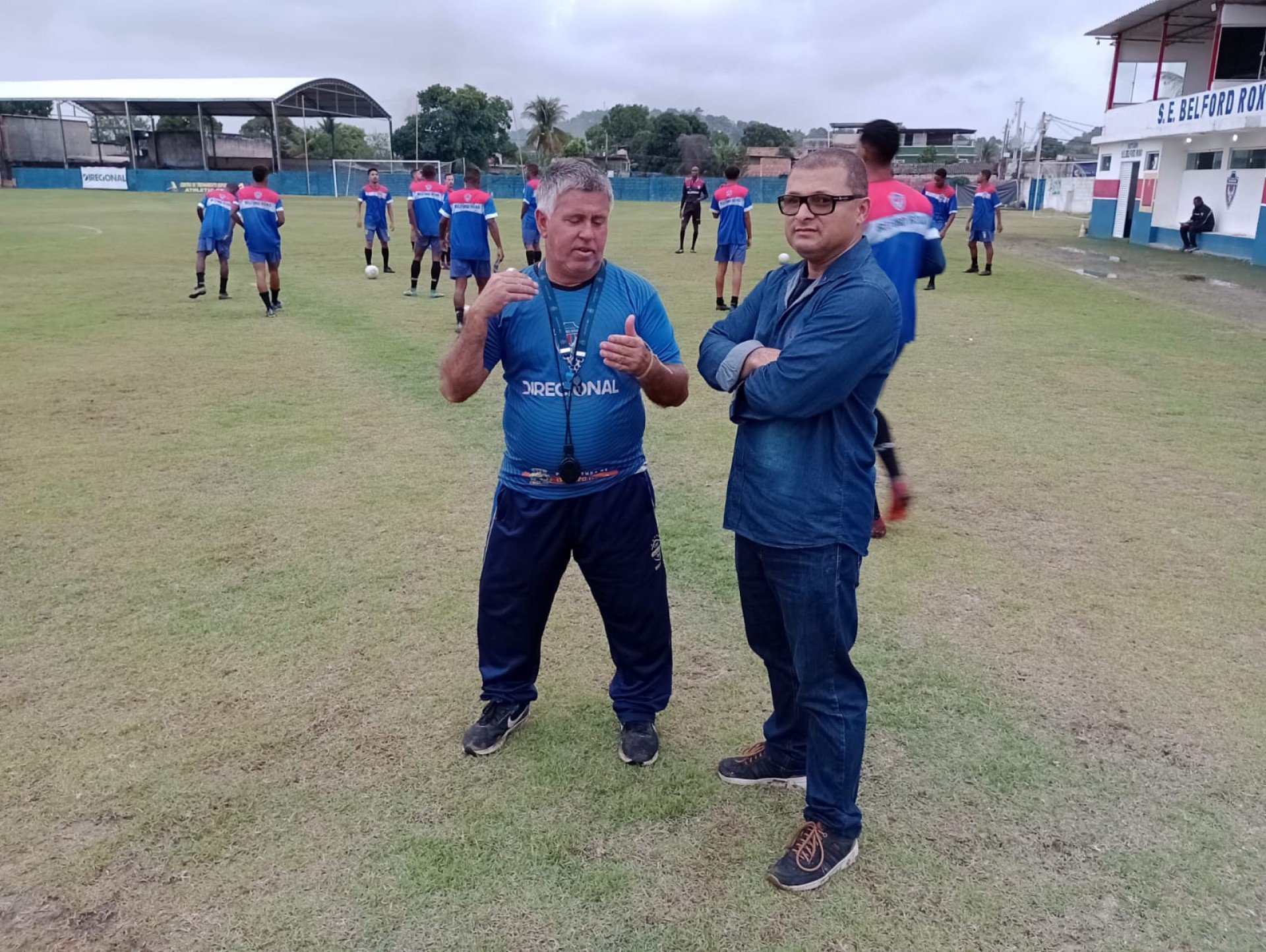 O auxiliar técnico Ricardo Sigolo e o técnico Luciano Moraes conversam sobre a escalação do jogo de domingo contra no Barra Mansa - Divulgação