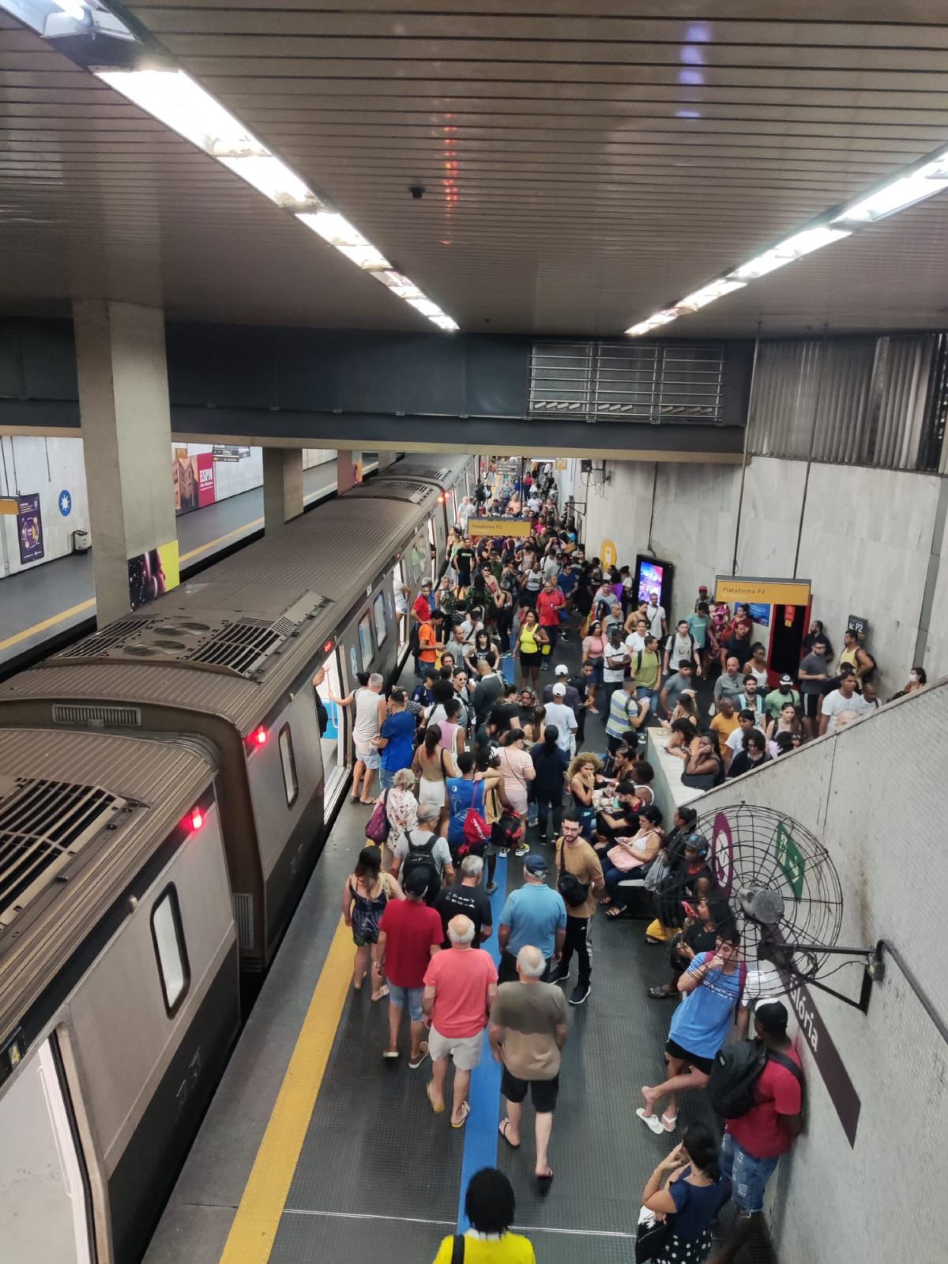 A Esta&ccedil;&atilde;o Gl&oacute;ria do Metr&ocirc; ficou cheia durante a interdi&ccedil;&atilde;o emergencial de quatro esta&ccedil;&otilde;es neste s&aacute;bado (22)