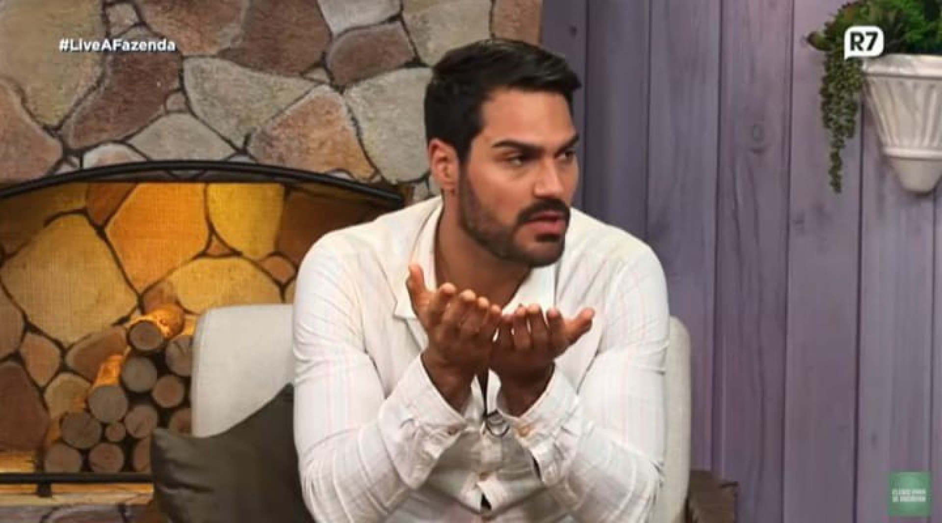 Expulso de 'A Fazenda', Shay questionou decisões da Record - Reprodução/Youtube