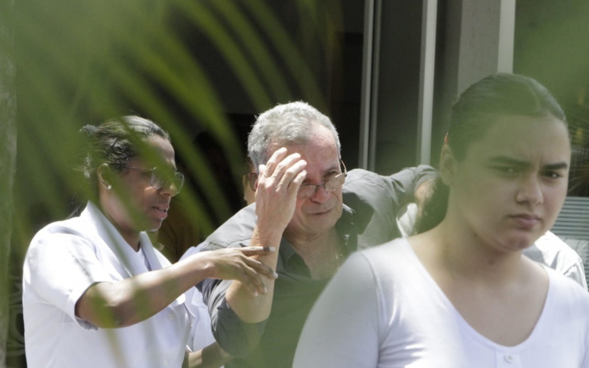 O pai do policial militar Thiago Araújo de Souza estava bem abalado no enterro do filho - Marcos Porto / Agência O Dia