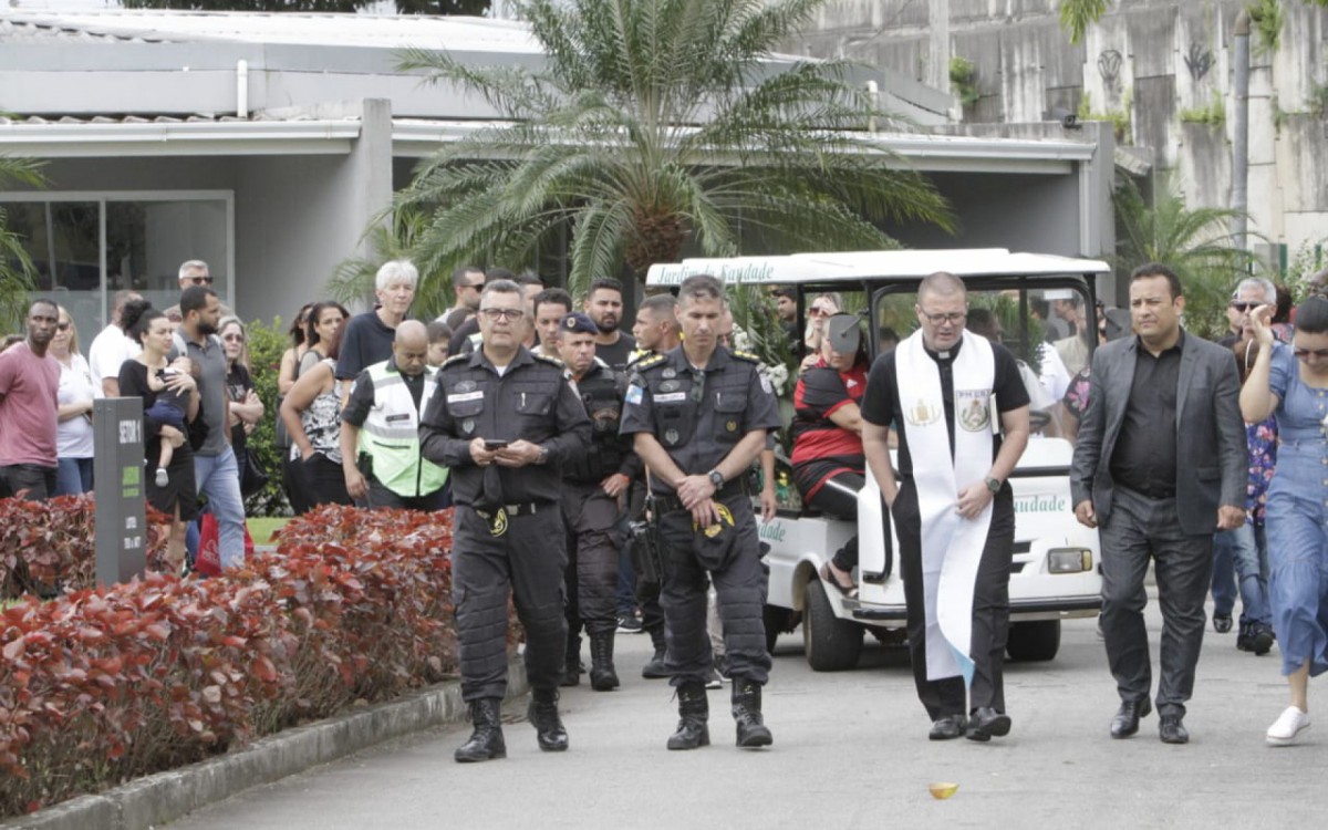 Familiares, amigos e policiais militares estiveram presentes no sepultamento do cabo Thiago Araújo de Souza - Marcos Porto / Agência O Dia
