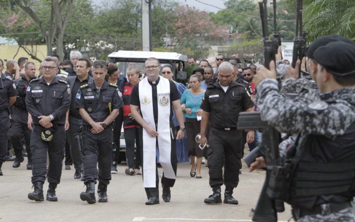 Familiares, amigos e policiais militares estiveram presentes no sepultamento do cabo Thiago Araújo de Souza - Marcos Porto / Agência O Dia