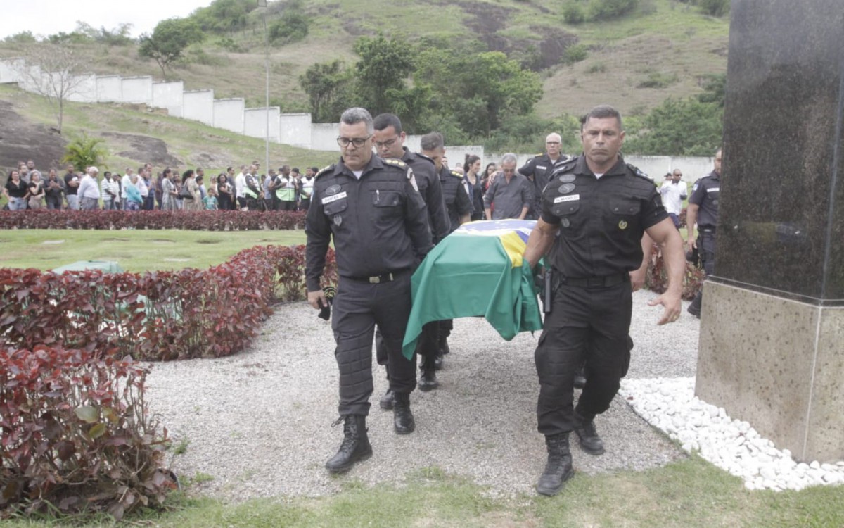 Caix&atilde;o com o corpo do cabo Thiago Ara&uacute;jo de Souza foi carregado por policiais - Marcos Porto / Ag&ecirc;ncia O Dia