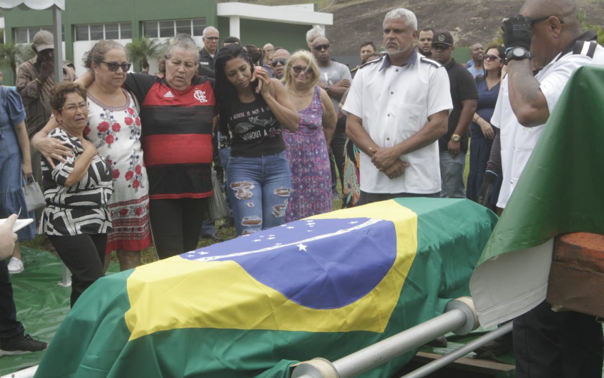 Corpo do policial militar Thiago Araújo de Souza foi enterrado no Cemitério Jardim da Saudade - Marcos Porto / Agência O Dia