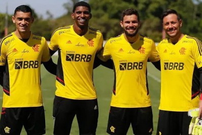 Dorival Júnior diz que fará rodízio entre os goleiros do Flamengo até o final da temporada