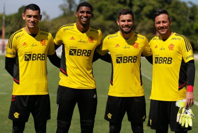 Dorival Júnior diz que fará rodízio entre os goleiros do Flamengo até o final da temporada