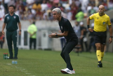 Castro detona pênalti marcado contra o Botafogo: 'Deveria haver o VAR do VAR'