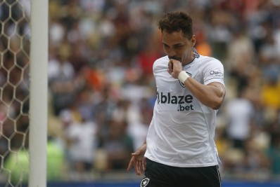 Luís Castro confirma que Eduardo não joga mais pelo Botafogo nesta temporada