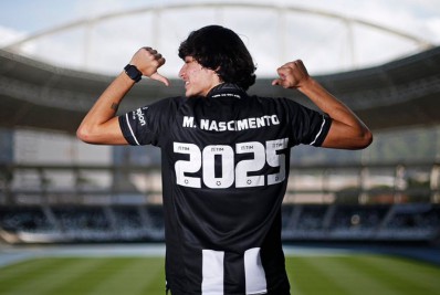 Matheus Nascimento comemora renovação de contrato com o Botafogo: 'Feliz e honrado por seguir vestindo essa camisa'