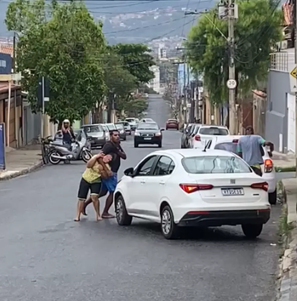 Homem é preso após agredir esposa no meio da rua com chutes | Brasil | O Dia