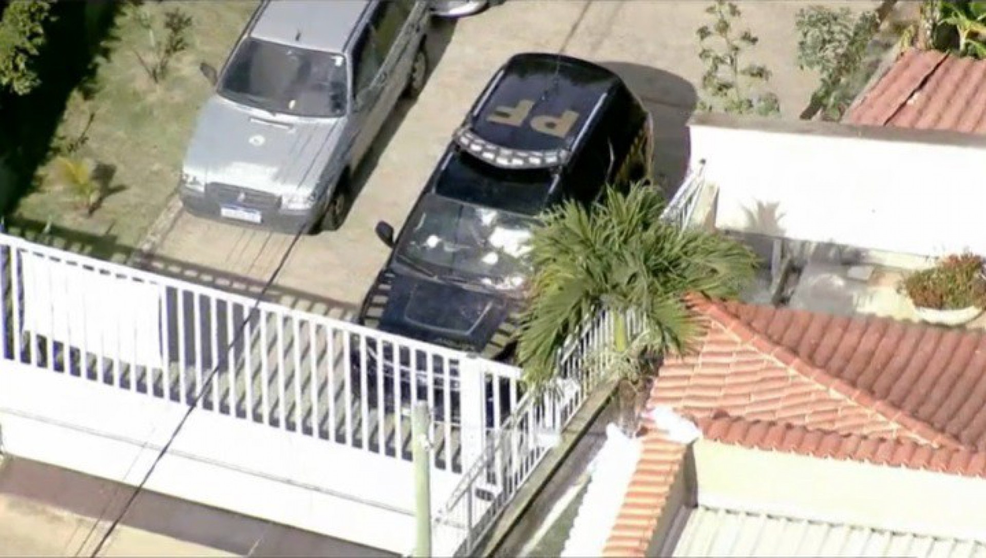 Carro da Polícia Federal, com marcas de tiro no vidro dianteiro, que foi alvo de Roberto Jefferson - Reprodução de vídeo