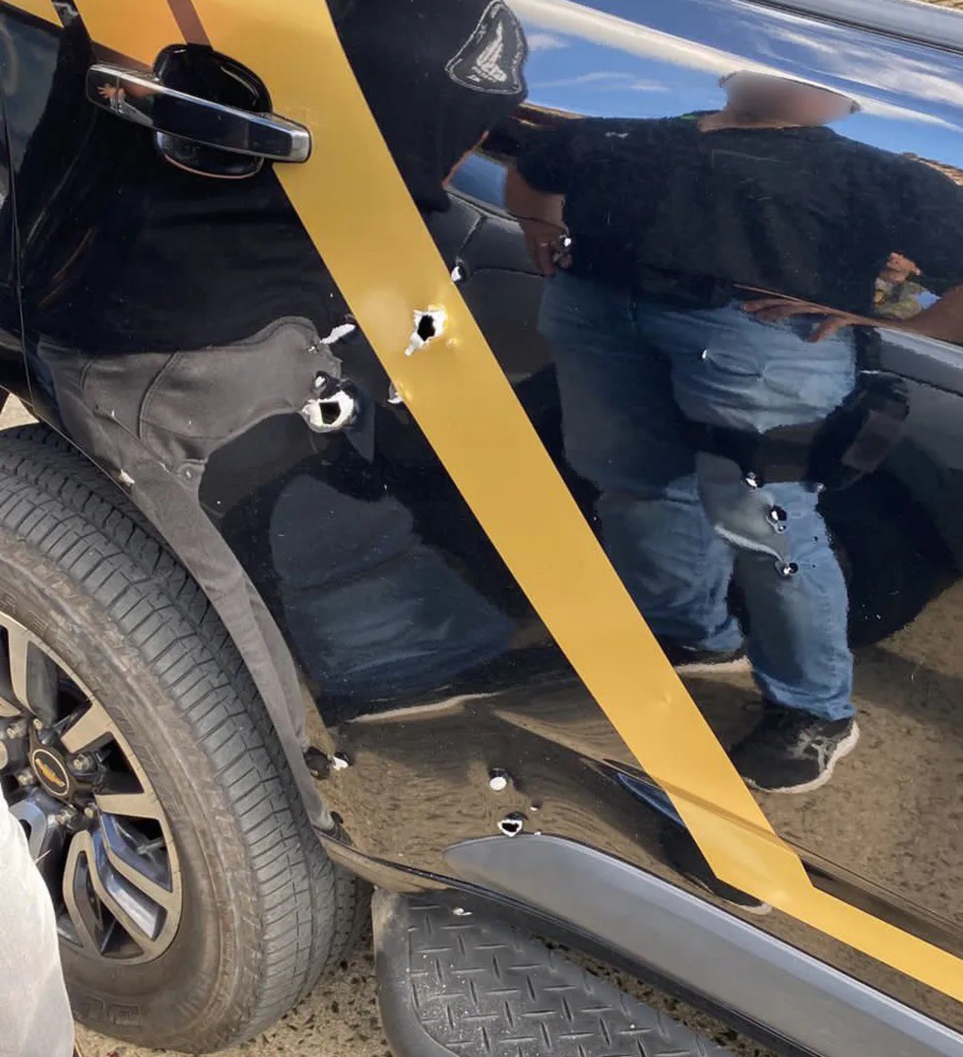 Carro da Polícia Federal, com marcas de tiro no vidro dianteiro, que foi alvo de Roberto Jefferson - Reprodução