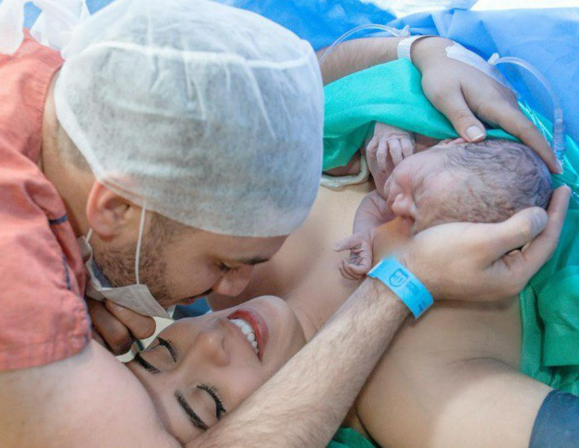 Jonas Esticado e Bruna Hazin anunciam o nascimento do filho - Reprodução do Instagram / Estudio Carla Gomes