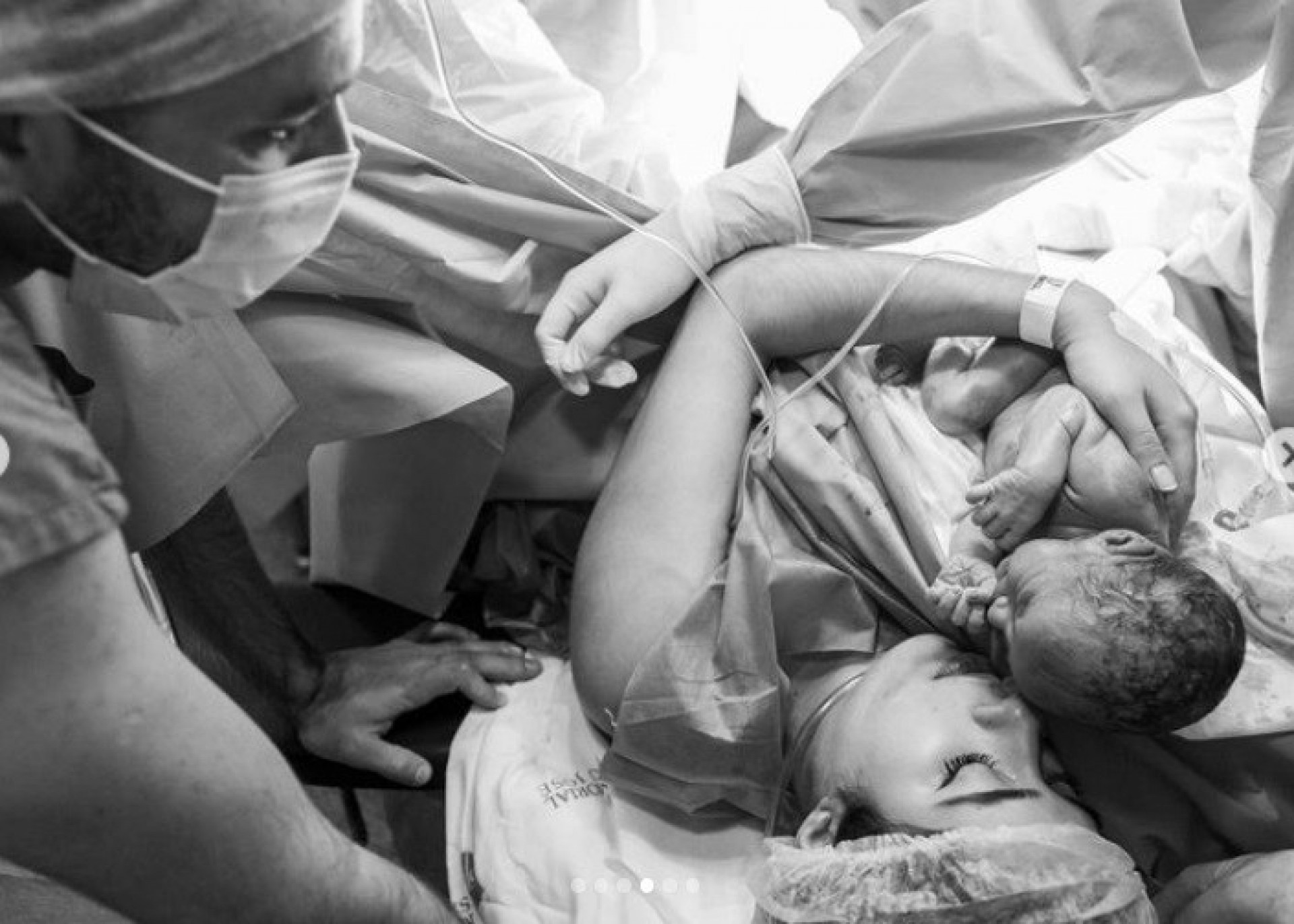 Jonas Esticado e Bruna Hazin anunciam o nascimento do filho - Reprodução do Instagram / Estudio Carla Gomes