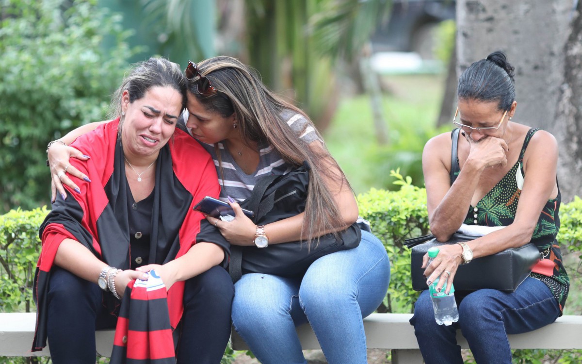 Enterro de Ronald Sant'anna, morto por uma retroescavadeira, foi marcado por forte como&ccedil;&atilde;o de parentes e amigos
