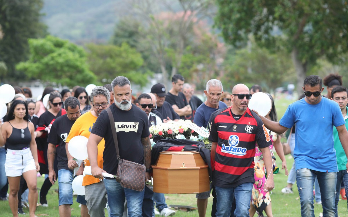 Corpo de Ronald Sant'anna, morto por uma retroescavadeira, foi sepultado nesta segunda-feira
