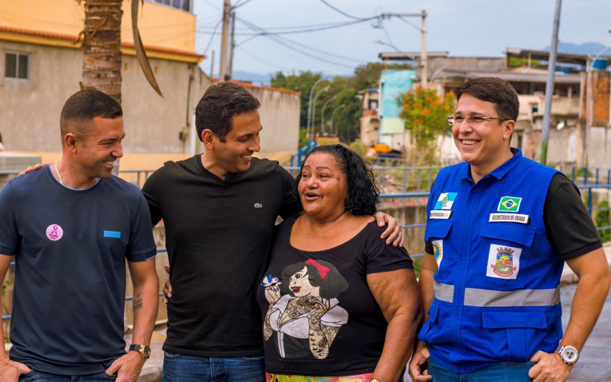 O prefeito Abra&atilde;ozinho, ao lado da moradora Maria da Luz Barbosa, do vereador Rafael Nobre e do secret&aacute;rio de Obras, Fl&aacute;vio Vergueiro