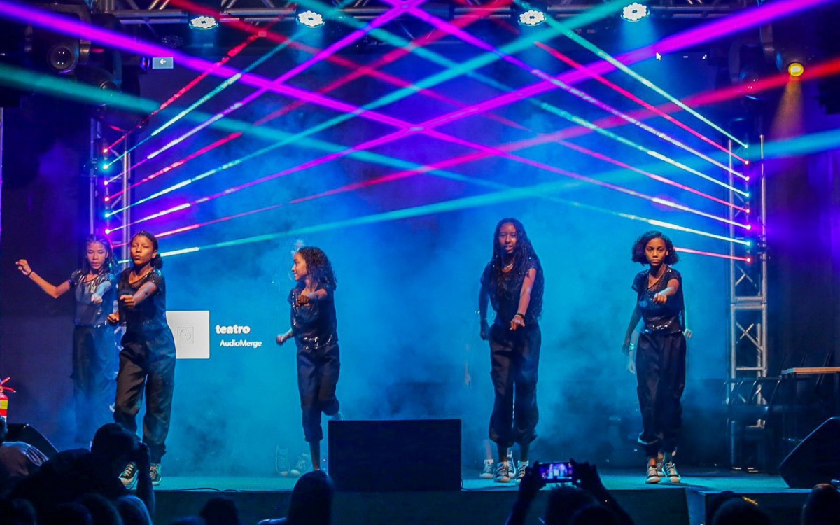 Durante o semin&aacute;rio, alunas das escolas municipais Heli&oacute;polis e Jorge Ayres dos Santos fizeram apresenta&ccedil;&otilde;es de dan&ccedil;as