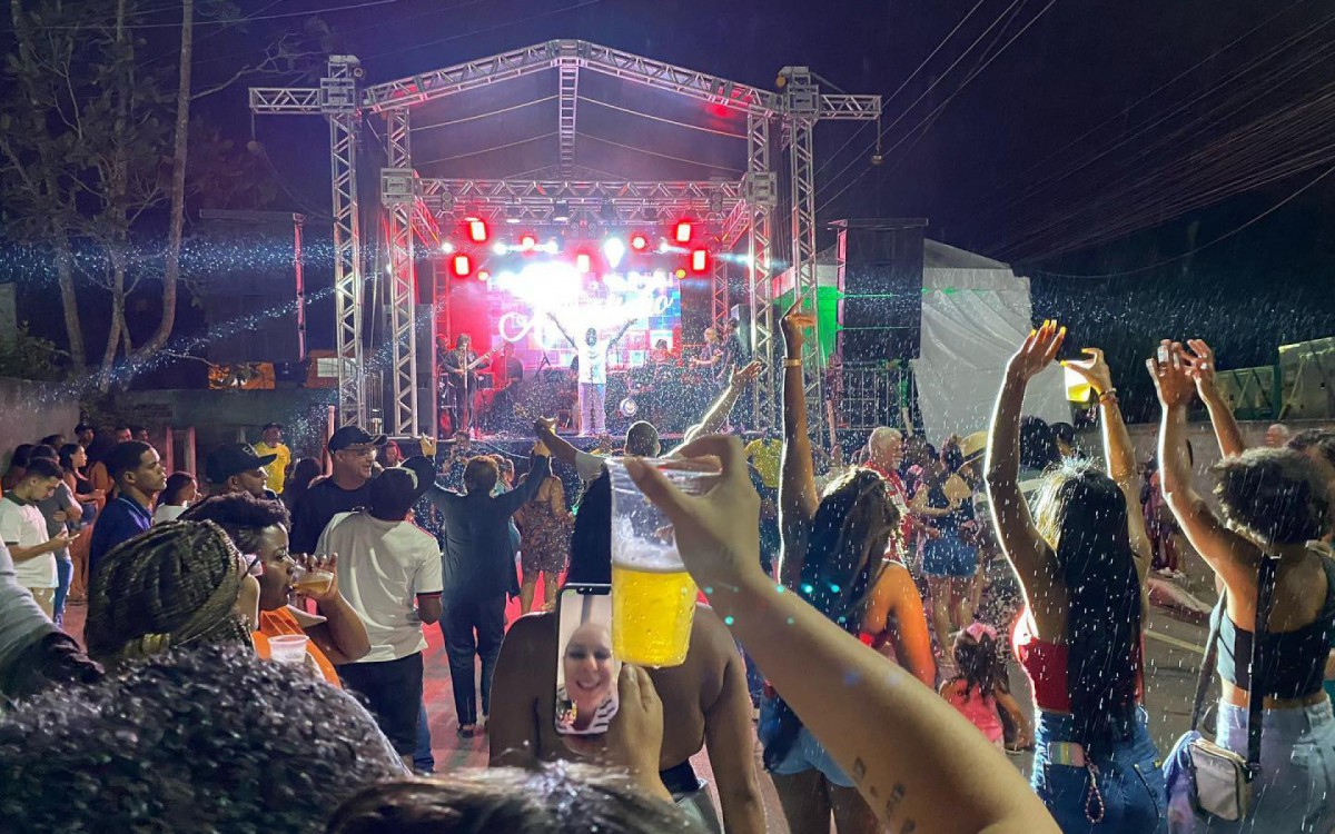 O p&uacute;blico canta, dan&ccedil;a e registra em imagens os shows