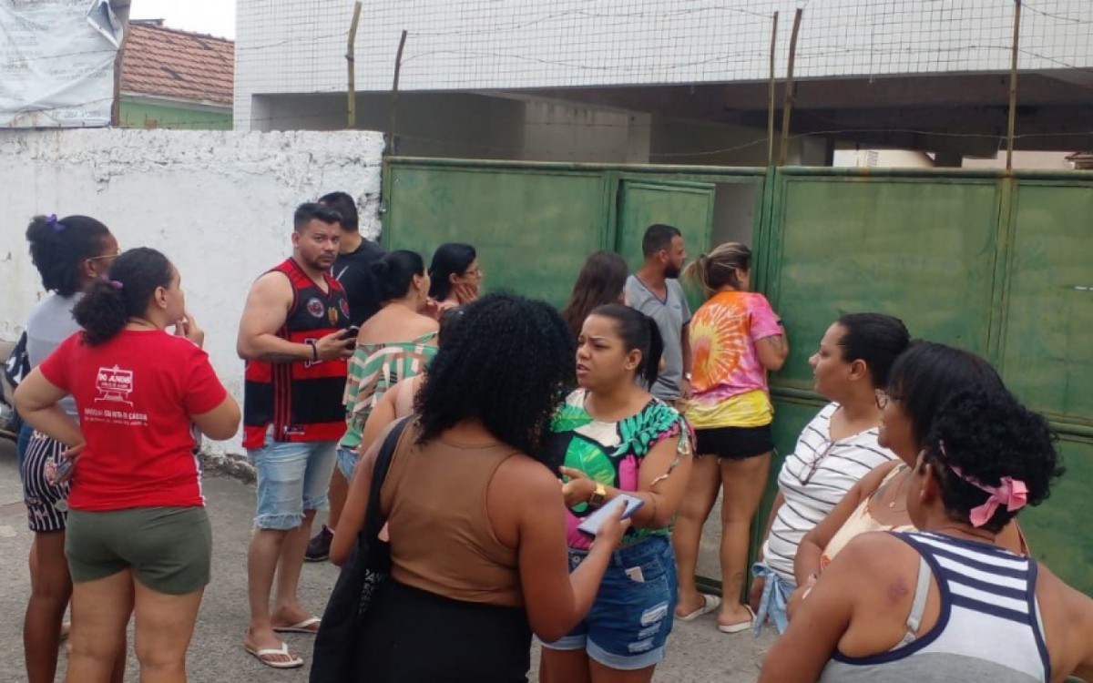 Respons&aacute;veis levam as crian&ccedil;as de volta &agrave;s aulas