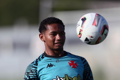 Vasco rejeita propostas por Eguinaldo e segue com jogador nos planos para o Brasileirão